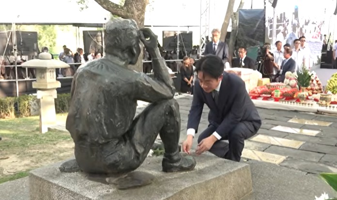 賴清德出席日籍工程師追思會 跪拜銅像引發討論