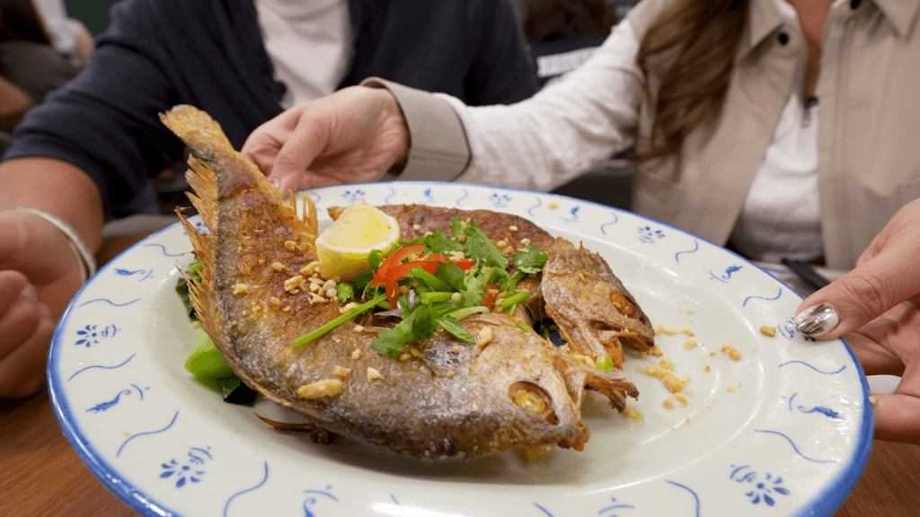 製作鹹鮮需將魚剖開,用粗鹽醃製數小時至一夜。