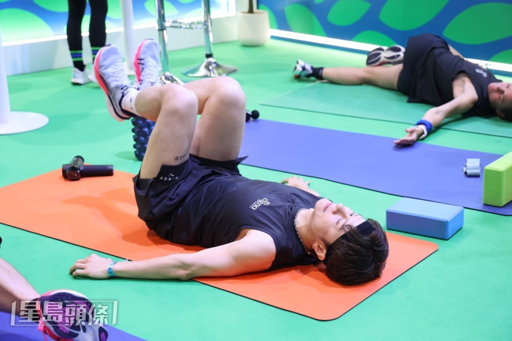 陳健安（中）與跳高運動員楊文蔚（左二）及兩位外藉運動員組成明星隊出賽。