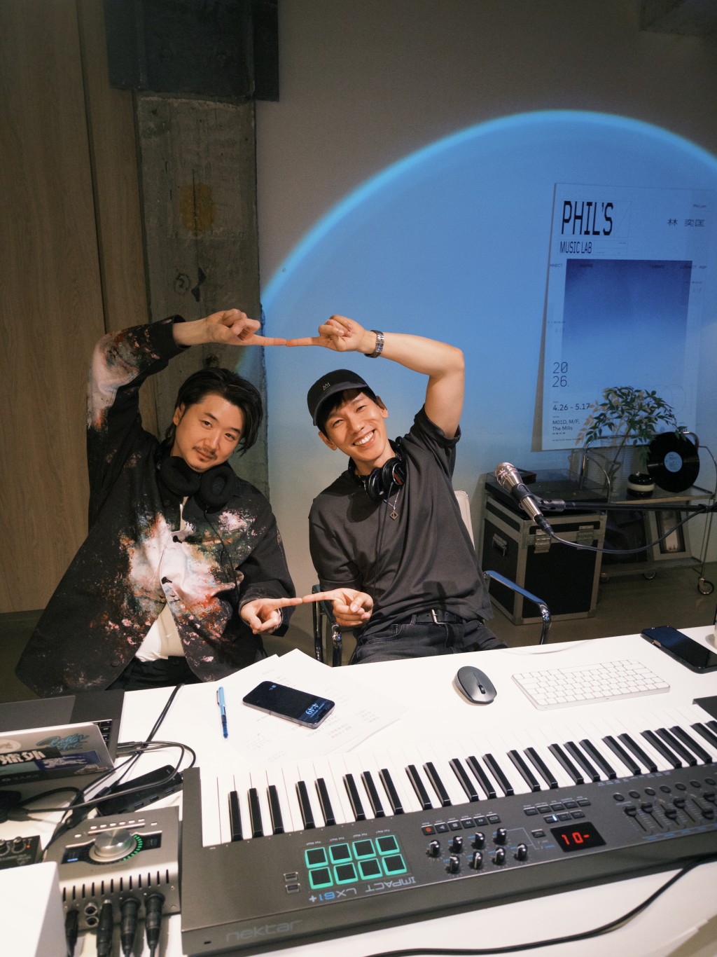 林奕匡邀請音樂監製Edward Chan到音樂實驗室一起創作。