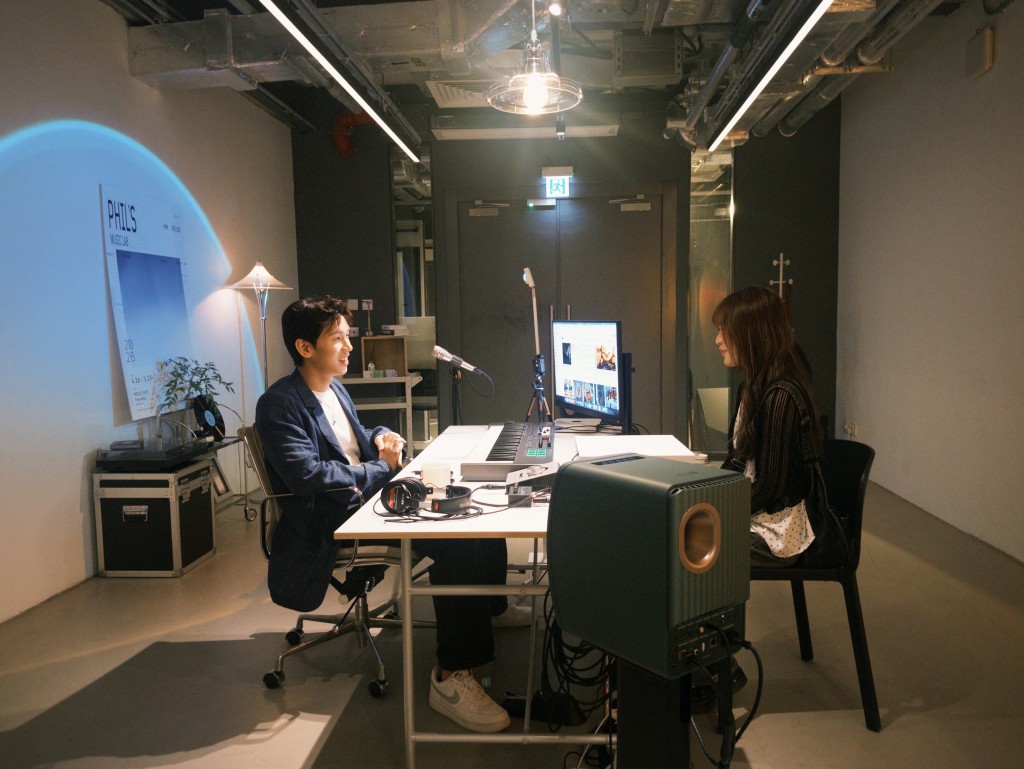 參加者分享個人故事,林奕匡以即興音樂旋律回應。