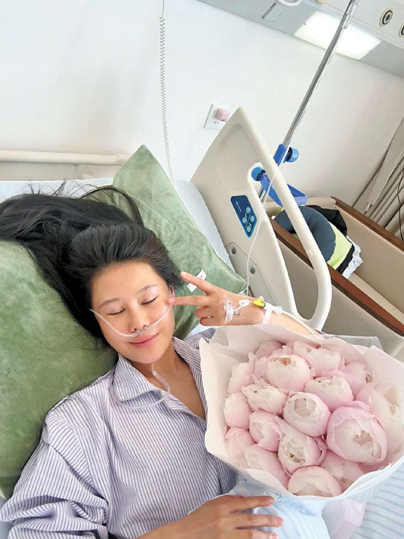 袁婭維靜躺病床，佩戴吸氧設備。網上圖片