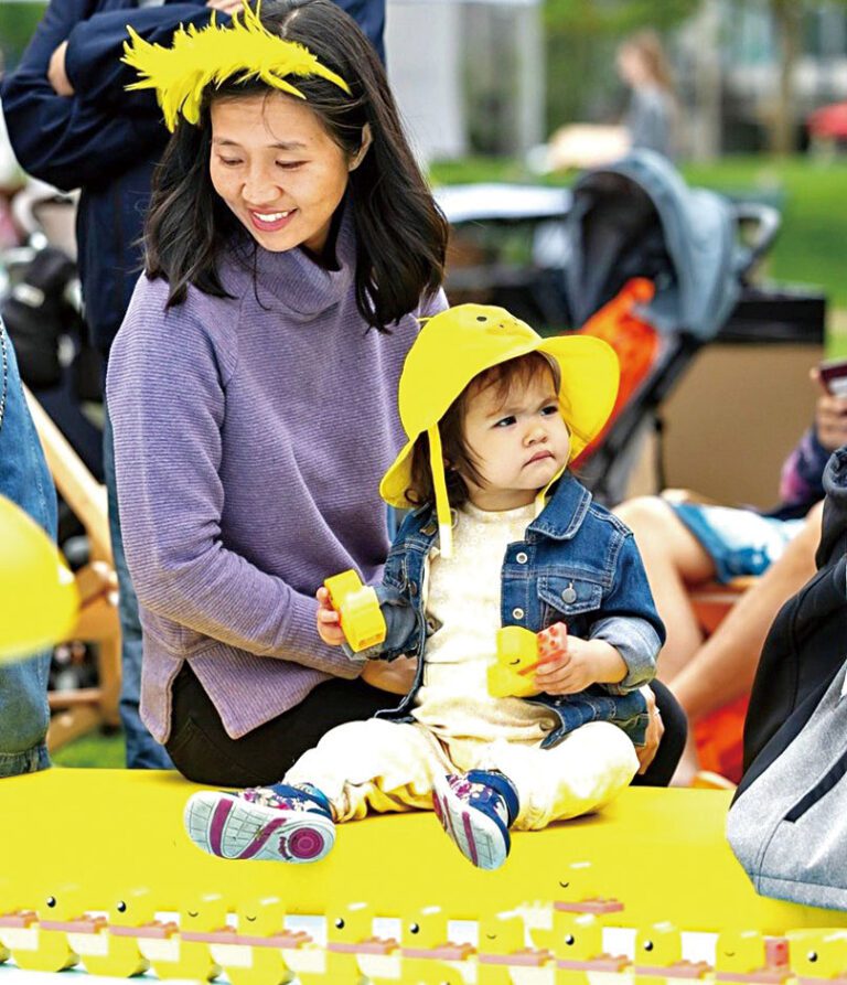 吳弭携女兒出席第33屆年度「小鴨日」活動