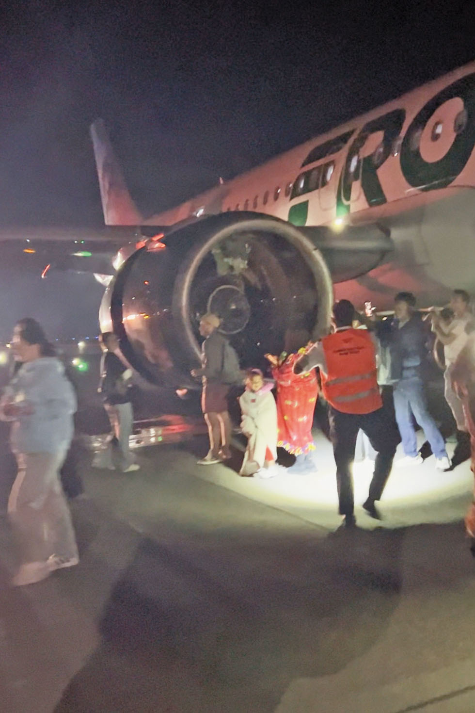 丹佛國際機場一架邊疆航空公司客機，8日在起飛時撞死一人後，緊急疏散乘客。美聯社