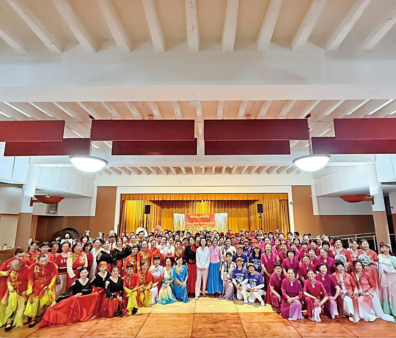 市參事陳詩敏（前中）與參加演出的舞蹈隊代表合影。主辦單位提供