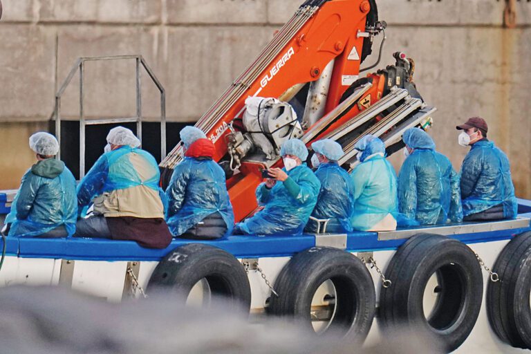 乘客10日從爆發漢坦病毒疫情的「洪迪厄斯號」（MV Hondius）郵輪下船，抵達西班牙特里內費島。美聯社