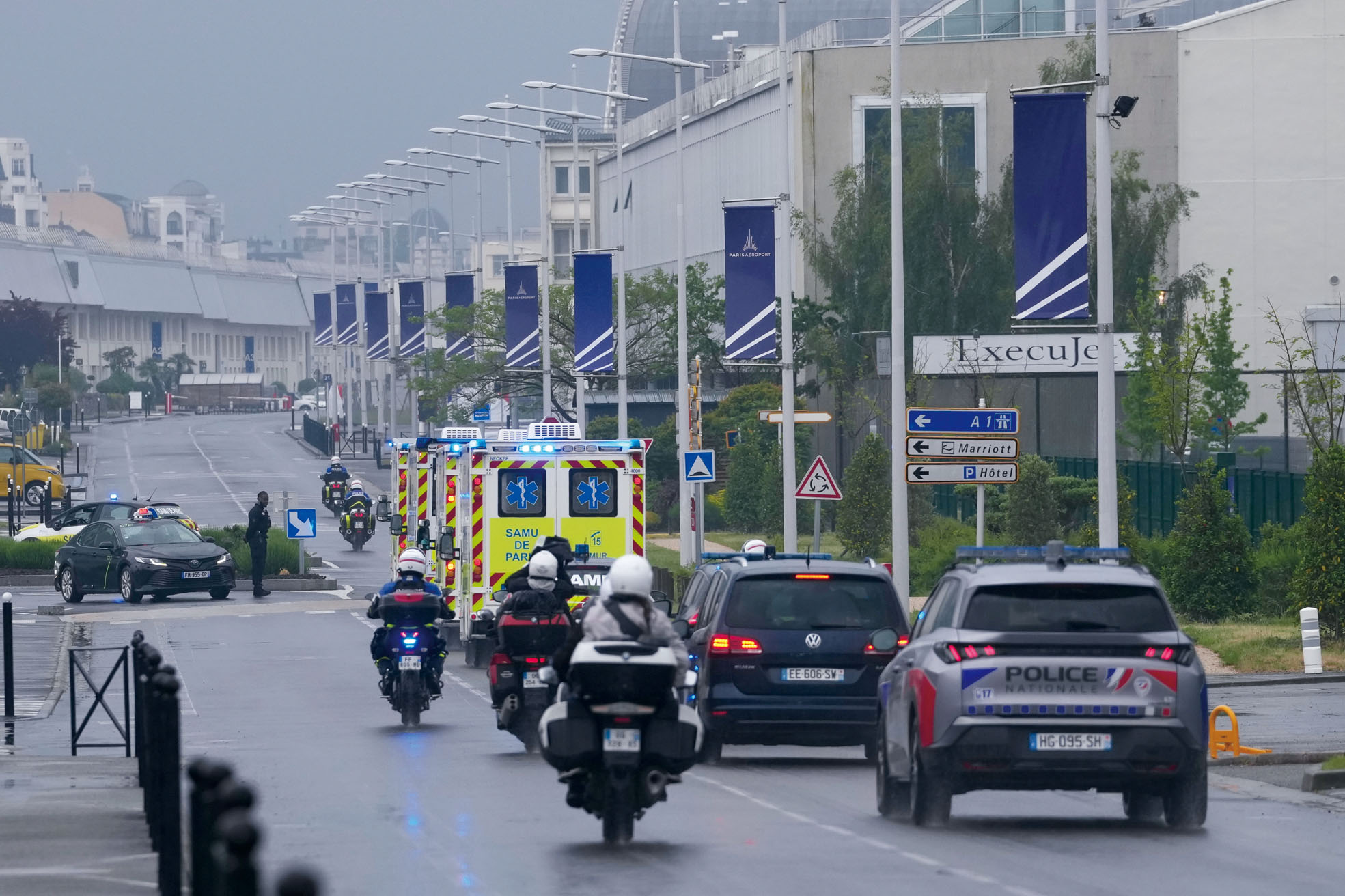 漢坦病毒證實可人傳人。圖為載著出現疑似症狀乘客的救護車離開巴黎北部勒布爾熱機場。美聯社