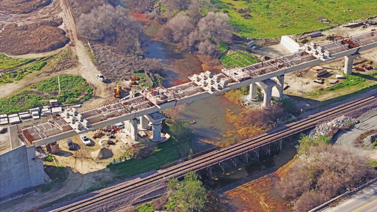 加州高鐵局董事局迎來新人。圖為高鐵工程在中谷圖爾河（Tule River）沿岸建設高架橋。加州高鐵局