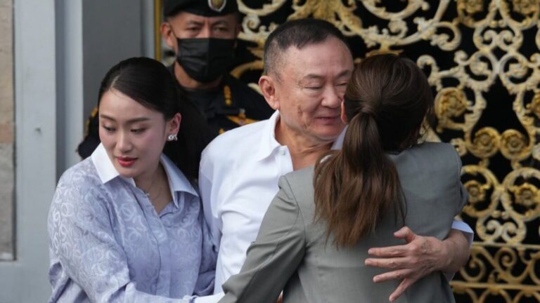 泰國前總理他信獲假釋 女兒到場迎接出獄