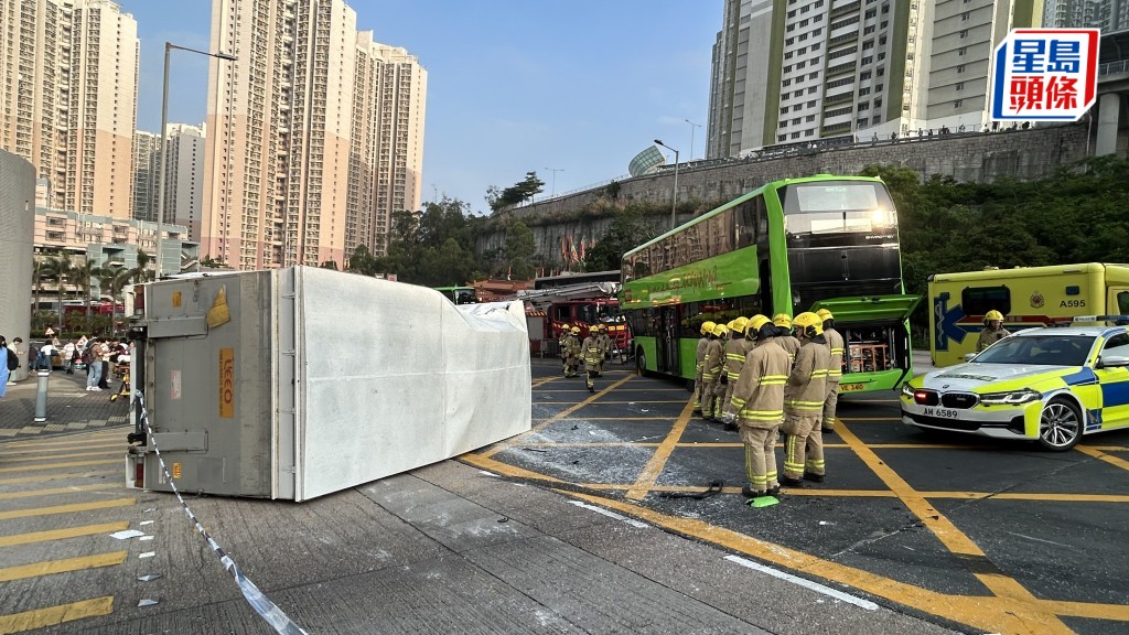 秀茂坪寶琳路交通意外 貨車巴士相撞翻側 10人輕傷送檢