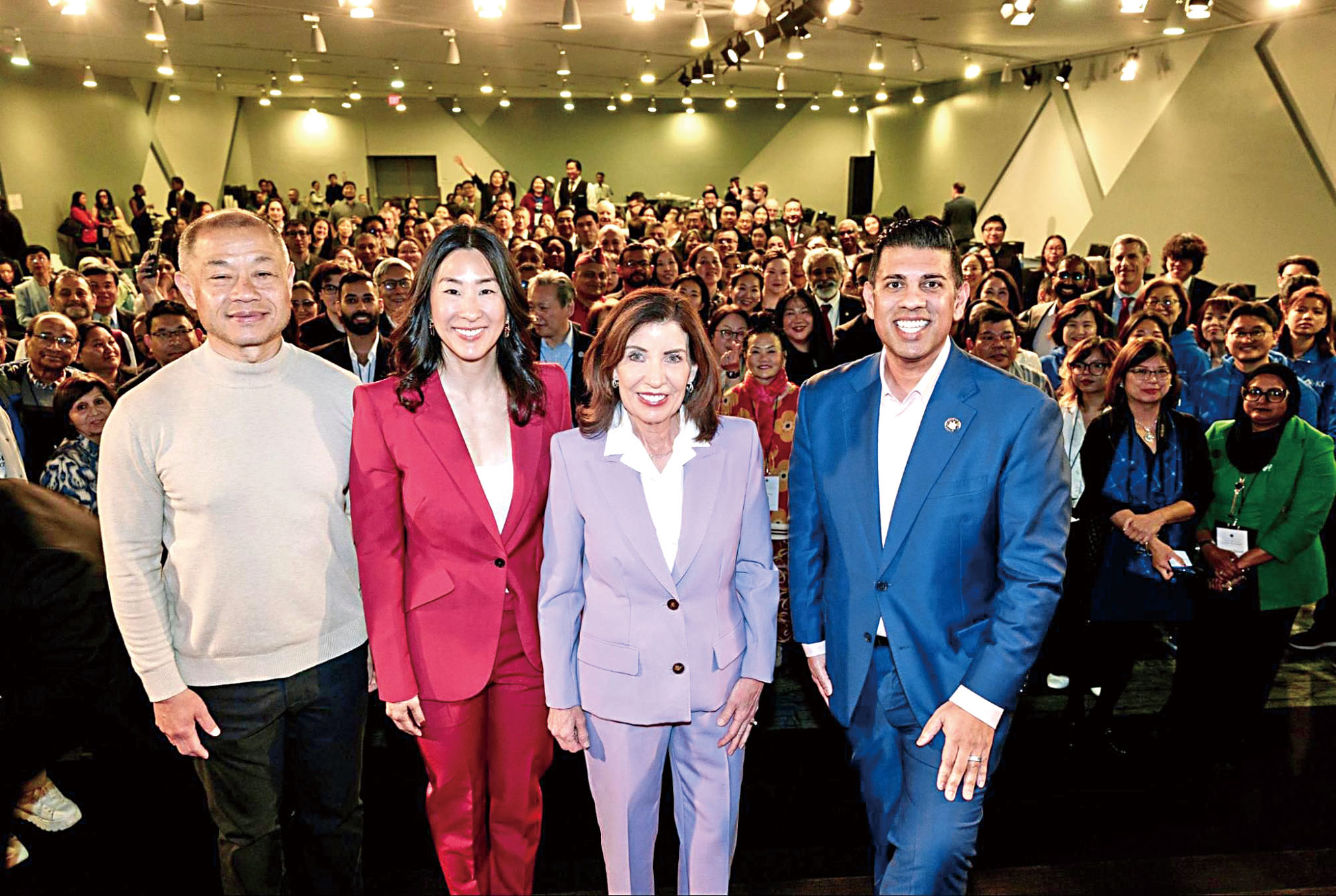 亞太裔峰會,州長及州議員與參會亞裔團體合照。