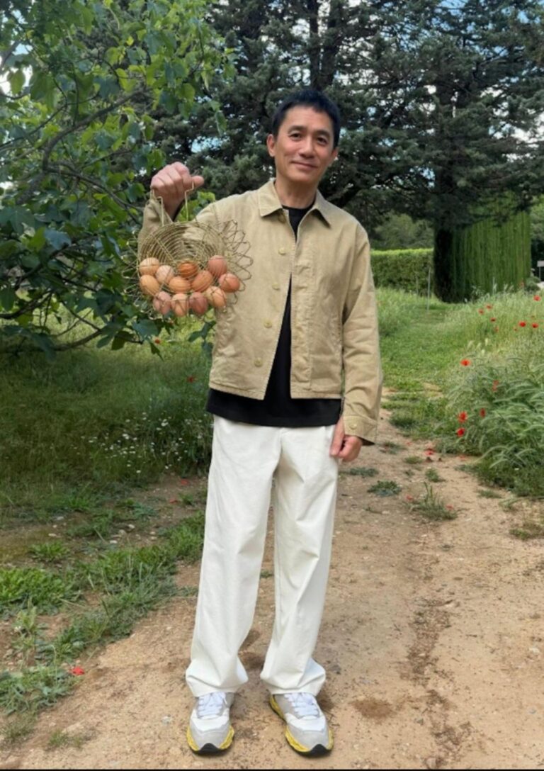 梁朝偉法國農莊悠閒執蛋 劉嘉玲掌鏡記錄影帝生活日常
