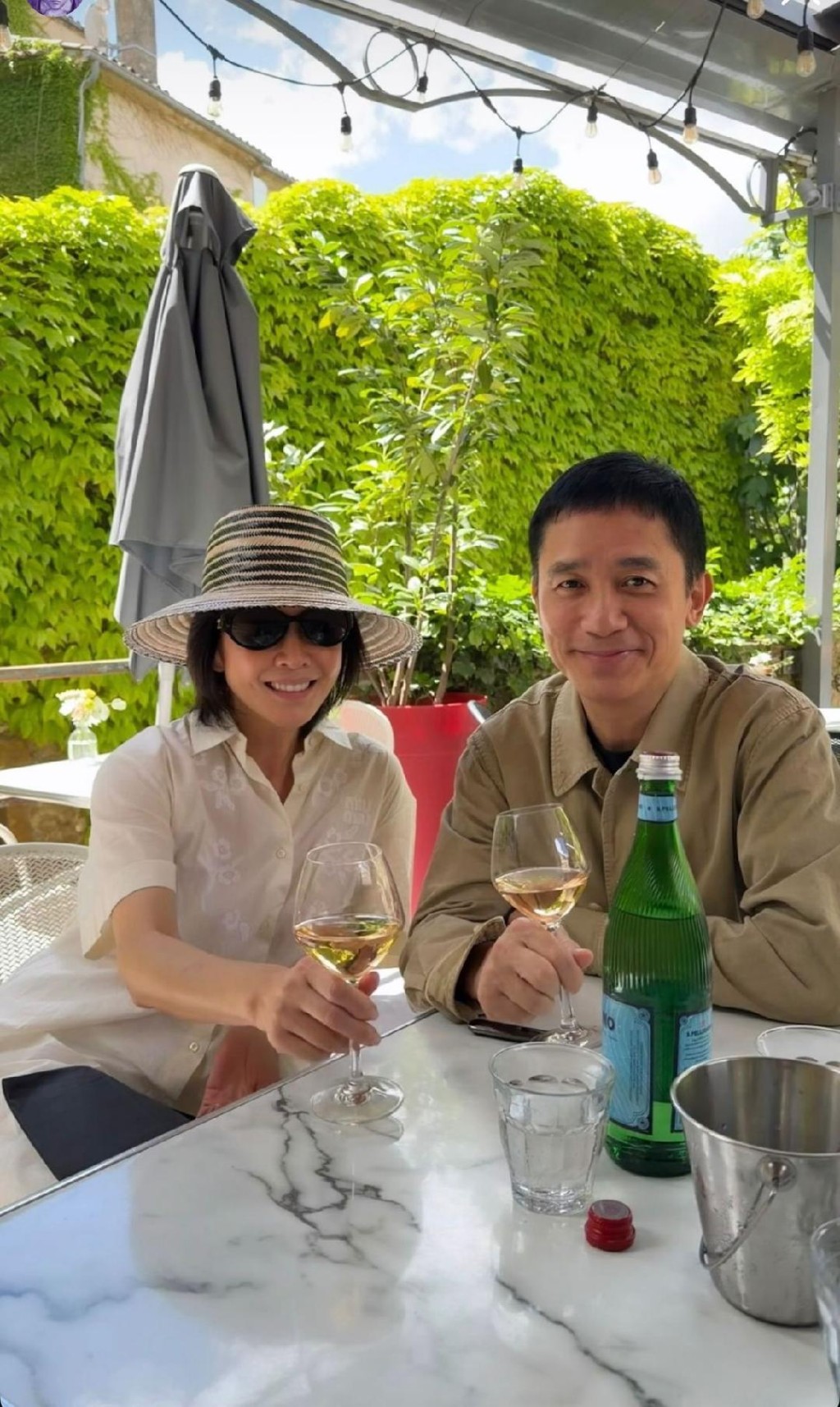 夫妻二人悠閒品酒。