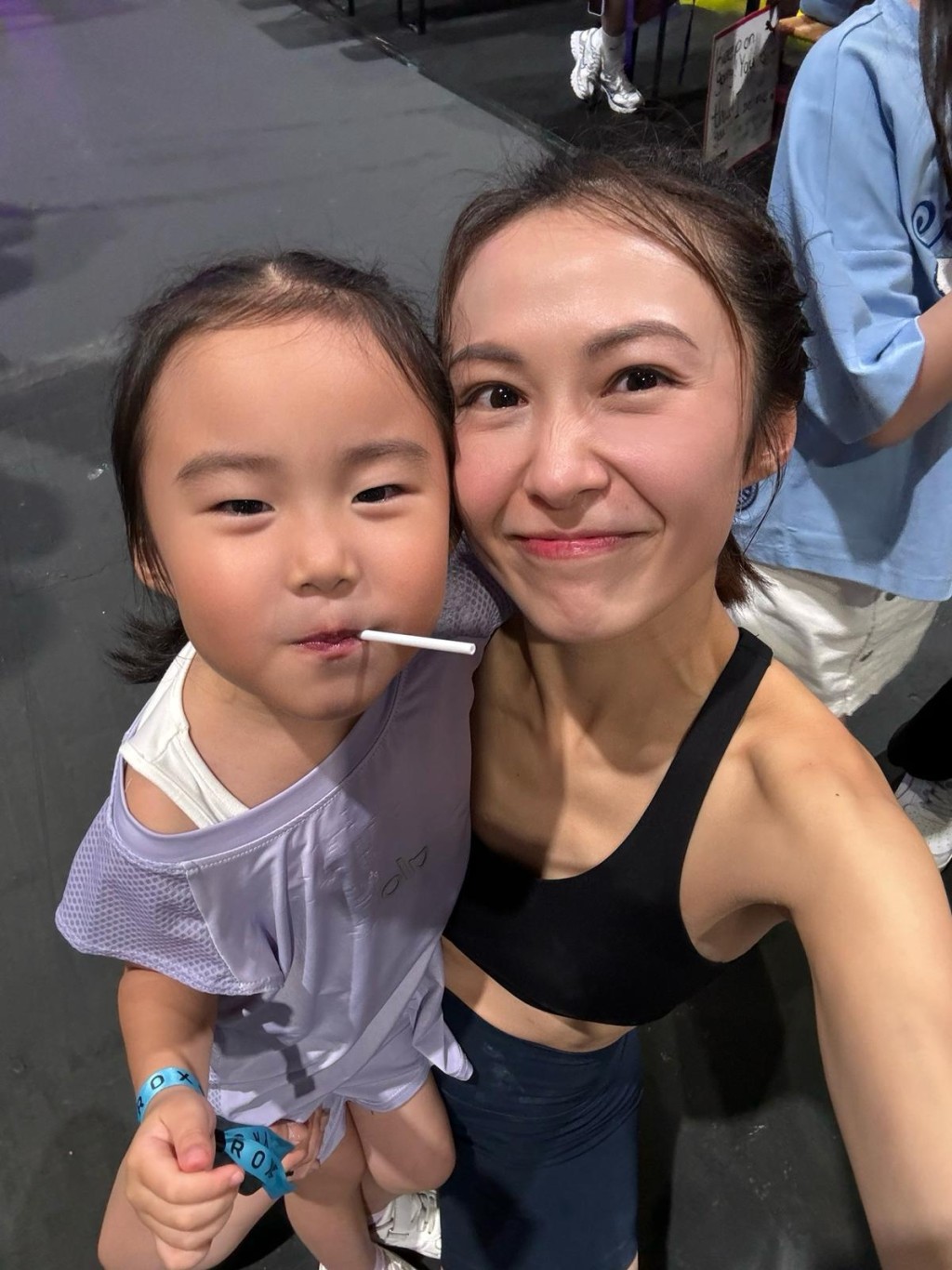 湯怡分享女兒送上的手繪畫,場面十分溫馨。