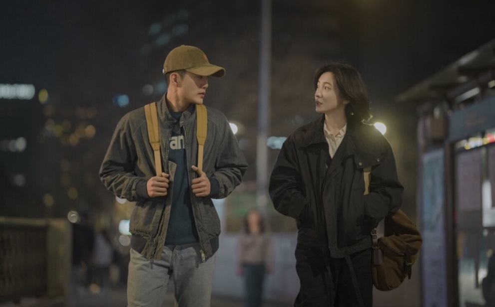 同樣因《黑暗榮耀》而走紅的金建宇，憑《妳和其餘的一切》獲男配角提名。