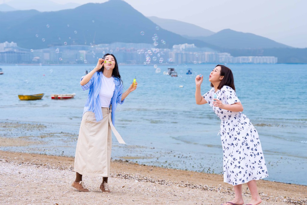 MV中包含了在沙灘上的溫馨相處場面。