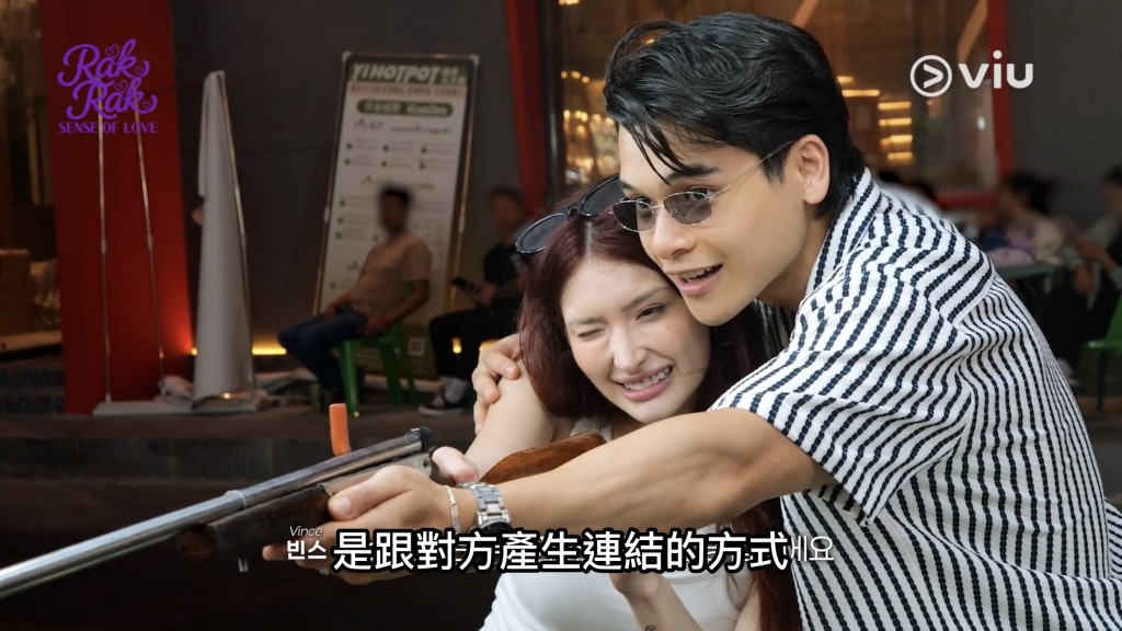 凡斯和羅娜在夜市享受甜蜜的約會時光。