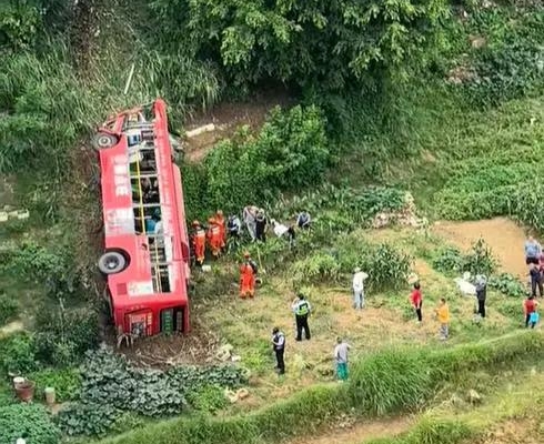 廣西梧州巴士與私家車碰撞後墜橋 釀3死5傷