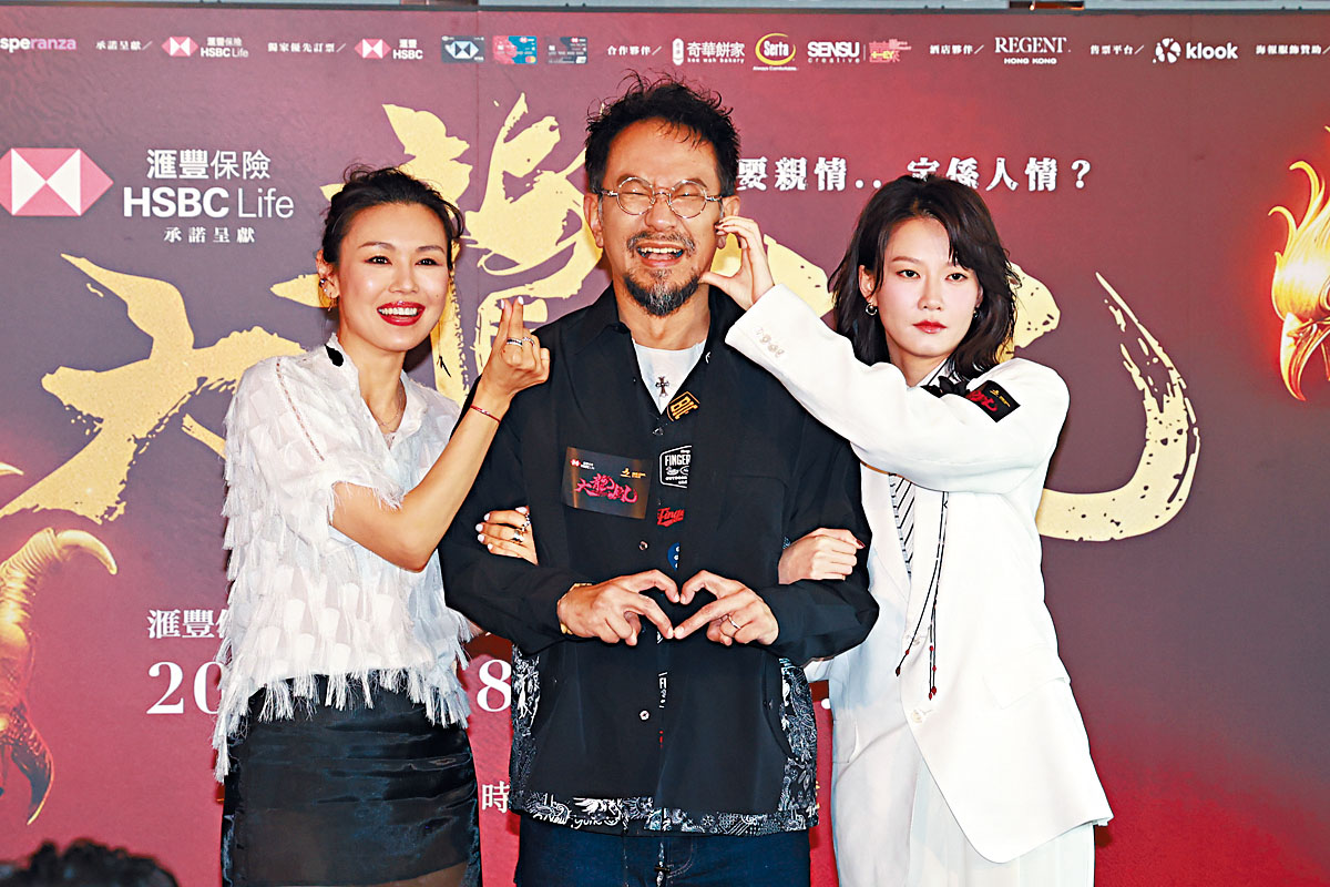 身兼導演及主演的朱栢謙（中）和廖子妤（右）飾演夫妻，何嘉莉（左）則飾演已故前妻。
