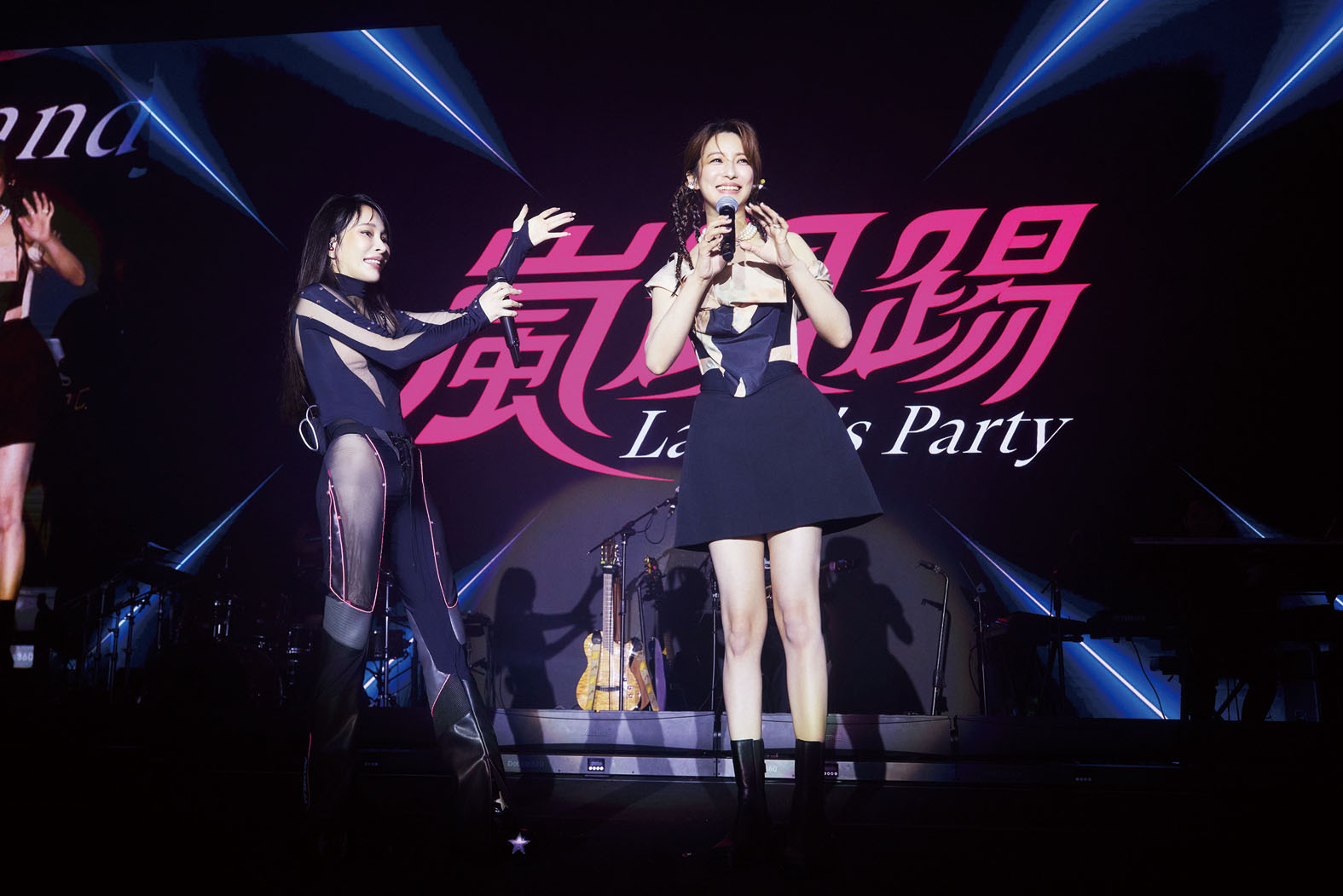溫嵐開演唱會，賴雅妍（右）應邀擔任演出嘉賓。中央社