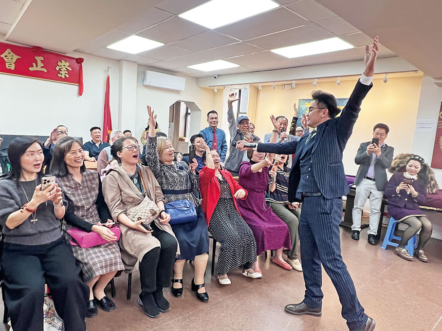 中國著名客家民謠歌手陳善寶，11日訪問紐約祟正會，與多位客屬僑團領袖鄉親同樂。