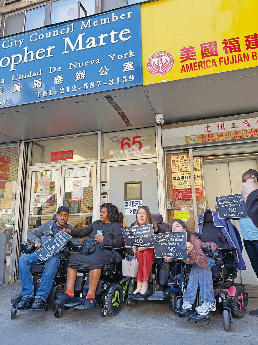 身體嚴重殘障人士昨在市議員馬泰華埠辦公室門口示威，要求撤去其提案303及展開溝通。