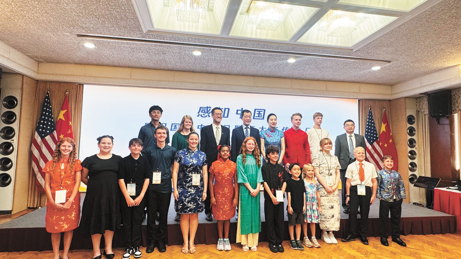 參加活動的師生合影。後排左3起依次為郭志強副總領、郭少春總領事、王薇參贊。記者陸新攝