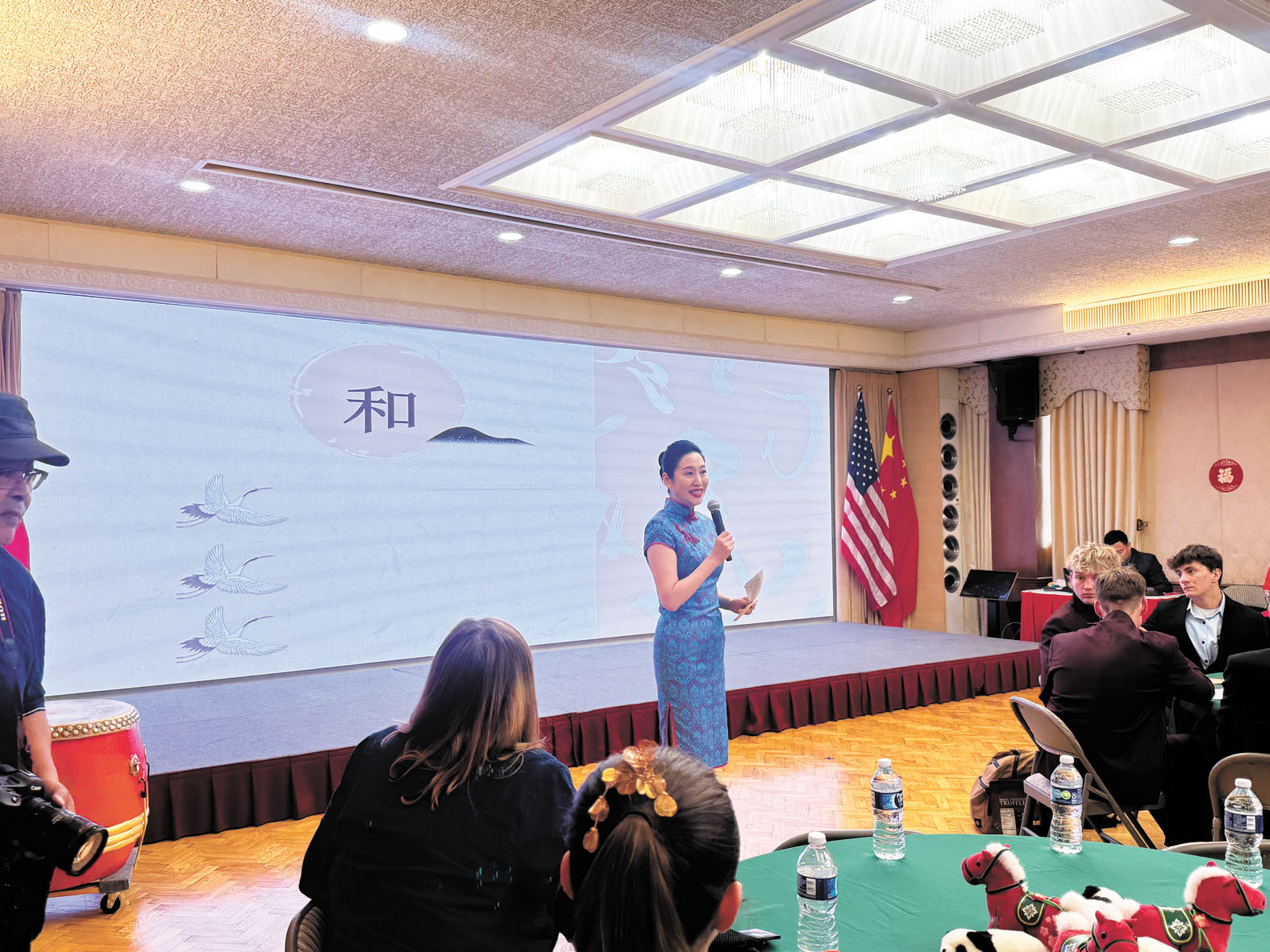 王薇參贊主講「中國文化小課堂」。記者陸新攝