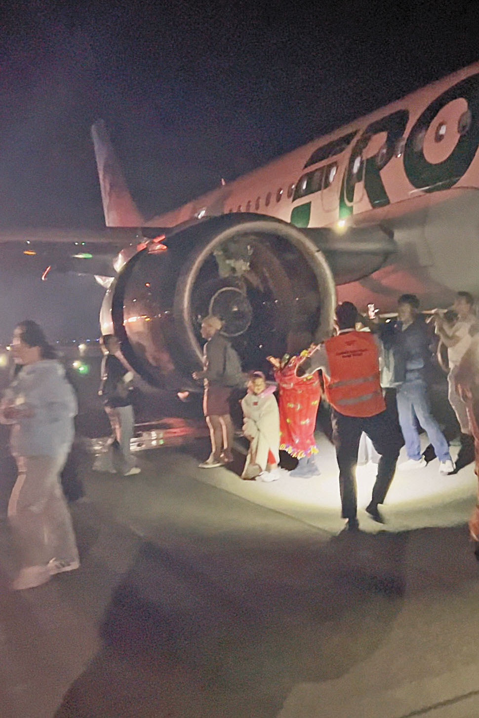 8日在丹佛國際機場,一架邊疆航空客機在起飛時撞死一人後,乘客正在疏散。美聯社