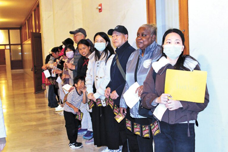 華人散房家庭及社區成員在三藩市市政廳走廊列隊，向市長羅偉辦公室遞交明信片。記者陳程威攝