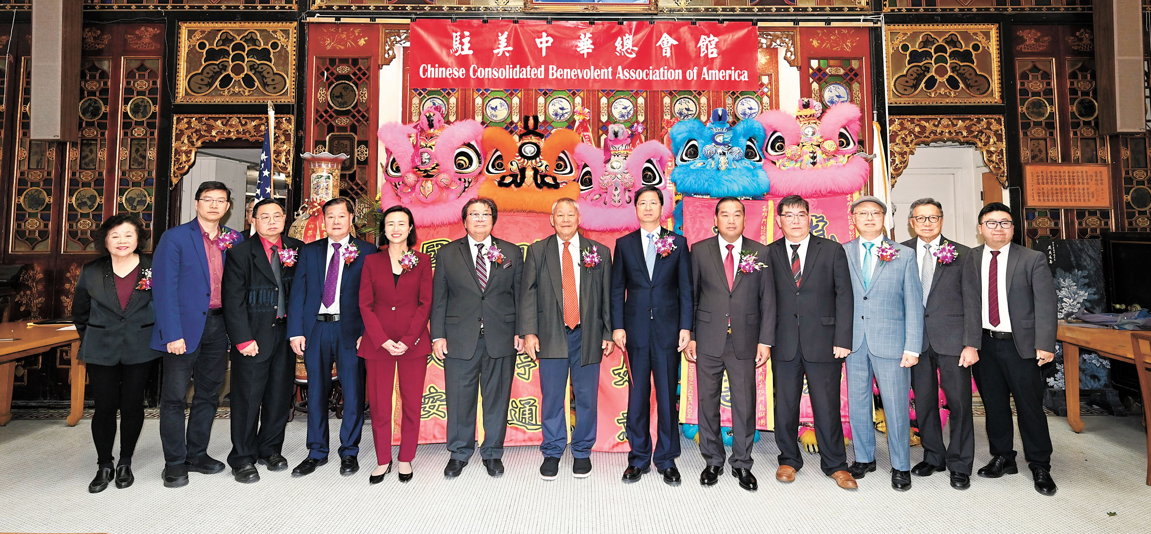 中領館官員、政要及嘉賓親臨，與新任總董、滿任總董、監誓人及主席團、通事合影。馬紅兵攝