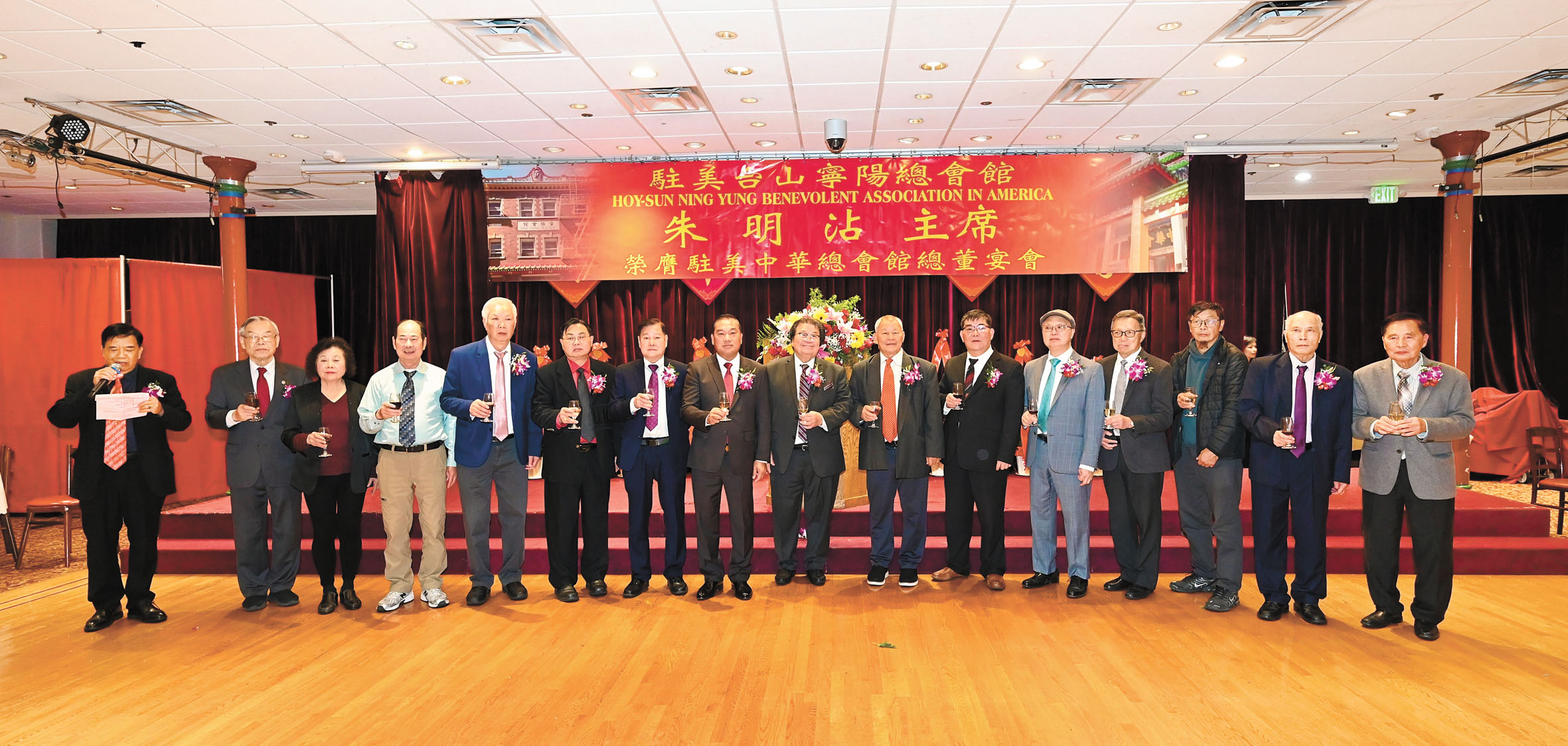 新任總董、滿任總董及主席團、通事與寧陽總會館、朱沛國總堂等首長嘉賓共同祝酒。馬紅兵攝