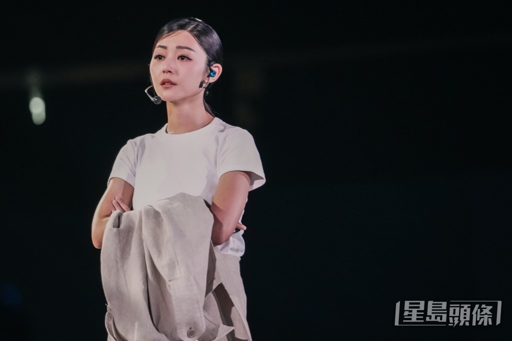 在《25+英皇群星演唱會》上,衛詩雅的演出被讚連淚珠也控制自如。
