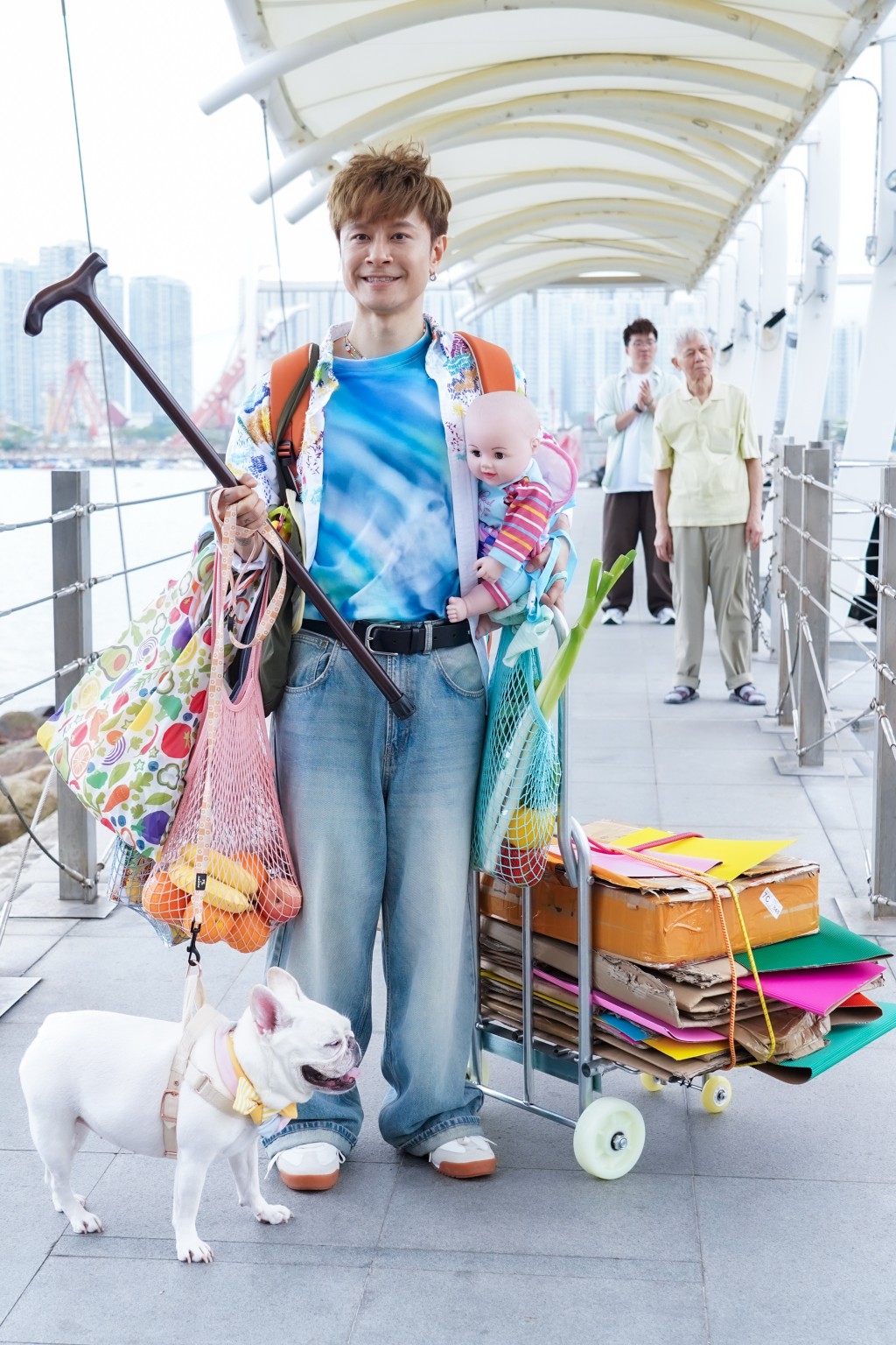 安仔在MV中的造型相當趣怪。