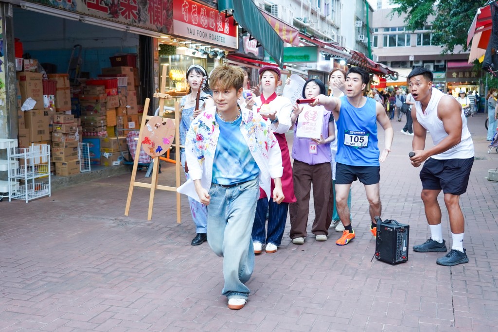 MV中不同人物不斷出現，指摘和騷擾安仔。