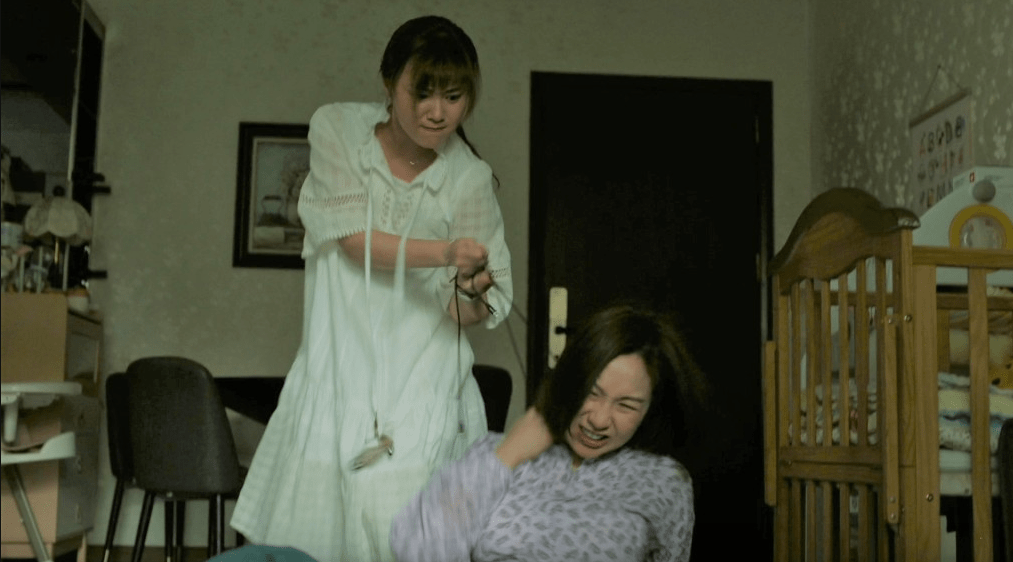在《重案解密》中，朱晨麗扮演的瘋婦用電線勒住飾演孕婦的莊思敏。