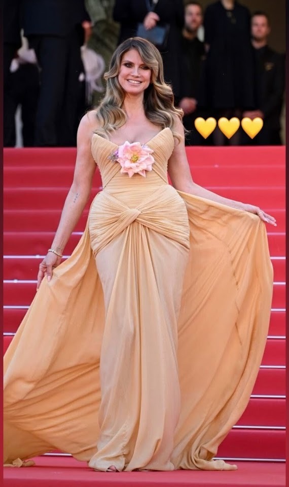 德國名模Heidi Klum穿上粉橙色晚裝踏上紅地毯。(Heidi Klum官方IG)
