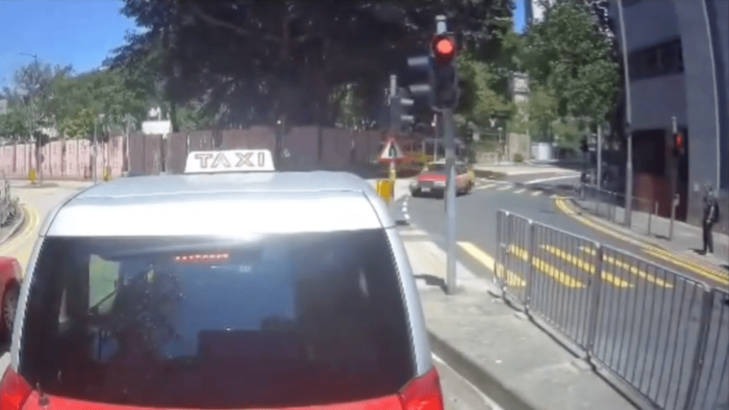 牛頭角車禍｜的士落斜失控剷上行人路 釀一死四傷