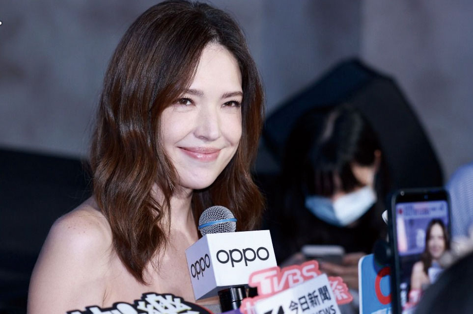 ■許瑋甯模仿兒子營業的樣子。網上圖片