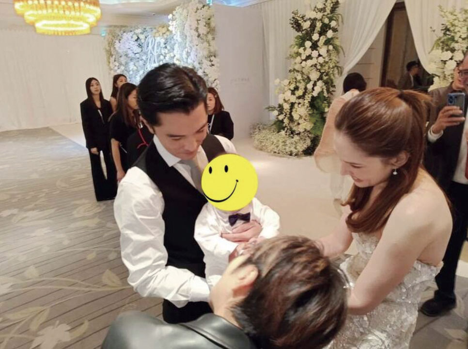 邱澤在婚宴場外逗兒子Ian玩,許瑋甯在旁陪伴滿臉幸福。網上圖片
