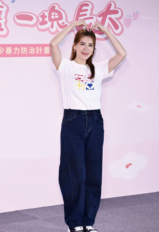 小禎擔任公益大使，出席全聯與婦女救援基金會合作的兒少暴力防治計劃公益零錢捐記者會。網上圖片
