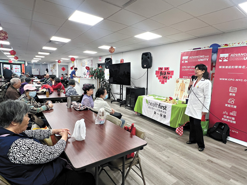 張維雅醫師向華埠老人中心講解治療各種痛症之方法。