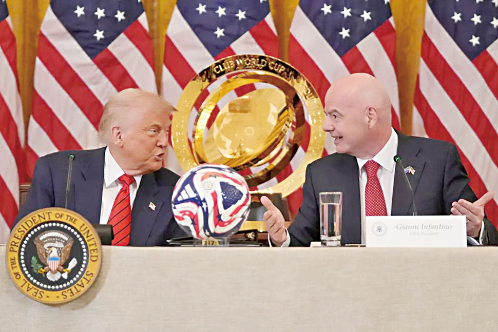 美國總統特朗普2025年與國際足協主席因凡蒂諾(Gianni Infantino)在白宮舉行的國際足總特別工作小組會議上交談。 美聯社