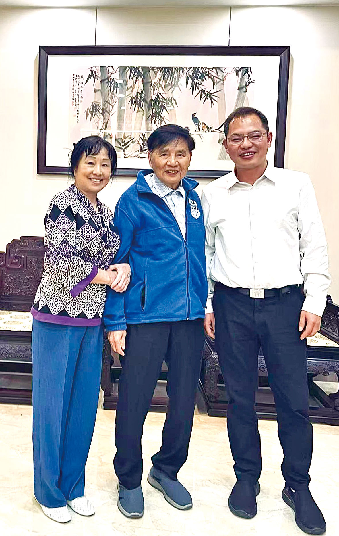圖片左起：台山市委書記鄭勁龍、舊金山著名僑領劉榮浩、劉榮浩夫人黃楚梨。