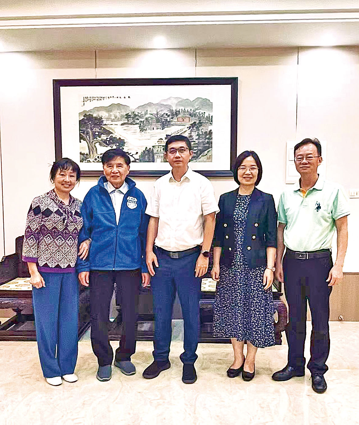 圖片右起：台山市僑聯主席陳達旋、台山市統戰部部長李白雲、台山市市長吳楷釗、舊金山著名僑領劉榮浩、劉榮浩夫人黃楚梨。