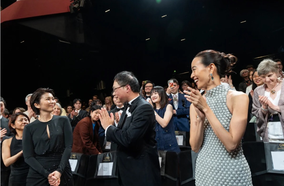 導演深田晃司帶同松隆子、石橋靜河出席《奈義日記》首映，影片獲觀眾長達7分鐘的起立鼓掌。