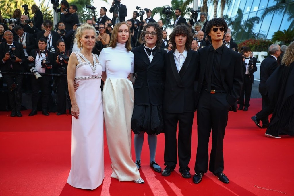 導演Jane Schoenbrun（中）與姬莉安德遜（左一）、Hannah Einbinder（左二）等演員踏上新片紅地毯。