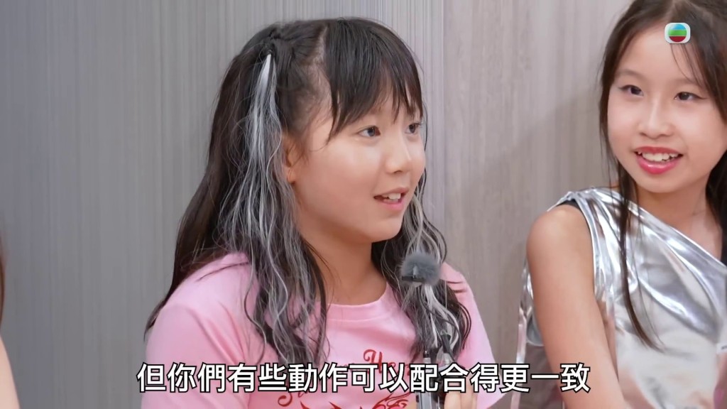 「小前輩」批評「魔女」有些動作可以更一致。