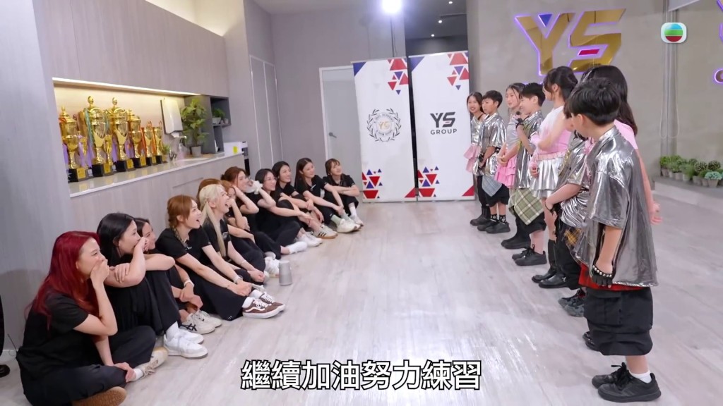 「魔女」在「小前輩」面前露出尷尬笑容。