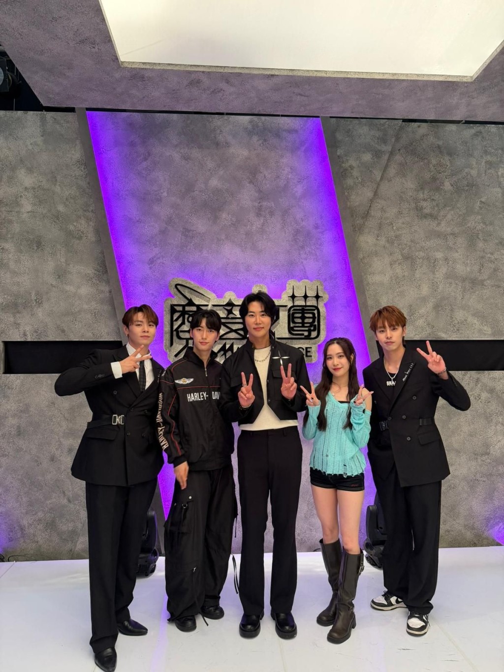 冼靖峰、韓國編舞老師Geon、YS院長Yong Heo、舞蹈導師Lenna.T及文佐匡。